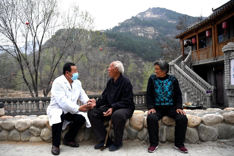 2020年4月15日，在河北阜平縣龍泉關(guān)鎮(zhèn)駱駝灣村，村醫(yī)霍建國為村民把脈。