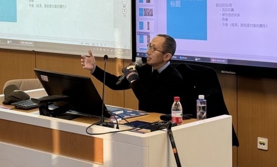 從去年秋天起，還在治療中的朱銳就堅(jiān)持給本科生開課。（受訪者供圖）