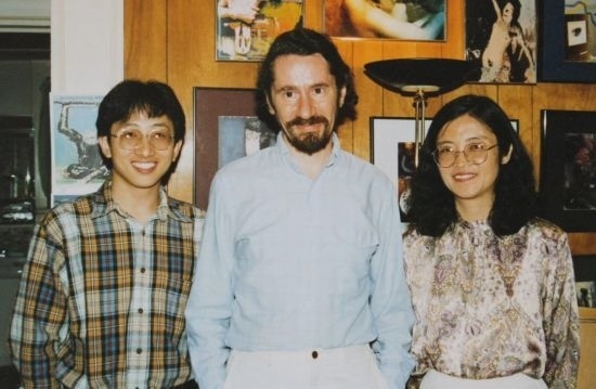 1992年，朱銳（左）赴美國杜蘭大學(xué)攻讀心靈哲學(xué)與認(rèn)知科學(xué)，師從心靈哲學(xué)和認(rèn)知科學(xué)家Radu Bogdan（中），右為朱銳師姐、北師大教授田平。