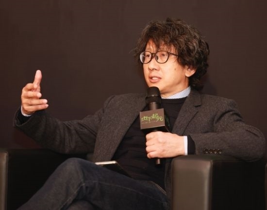 在學(xué)術(shù)論壇上發(fā)言的朱銳。（受訪者供圖）