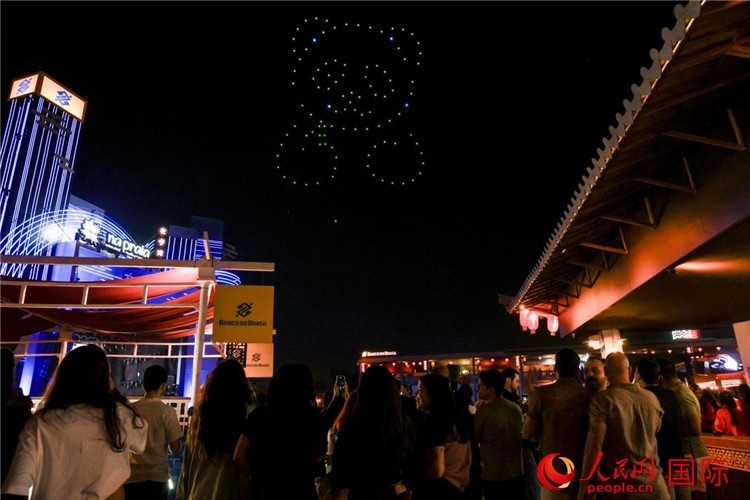 當(dāng)?shù)孛癖娪^看無(wú)人機(jī)表演。人民網(wǎng)記者 宋亦然攝