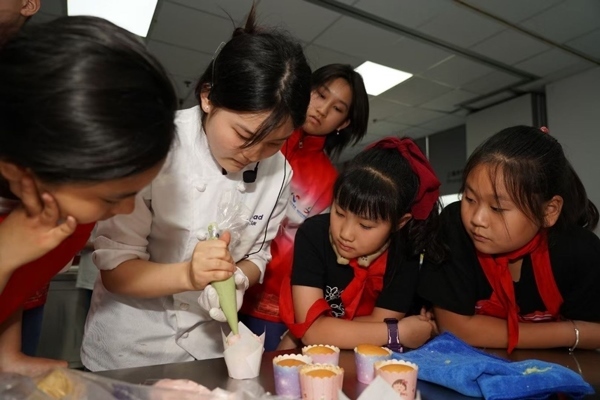 一日營(yíng)首發(fā)團(tuán)探訪技能大師工作室并現(xiàn)場(chǎng)開(kāi)展實(shí)踐體驗(yàn)活動(dòng)。徐匯區(qū)總工會(huì)供圖