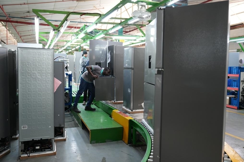 8月14日，在南非開普敦，當(dāng)?shù)貑T工在海信南非工業(yè)園的冰箱生產(chǎn)線上工作。新華社記者王雷攝