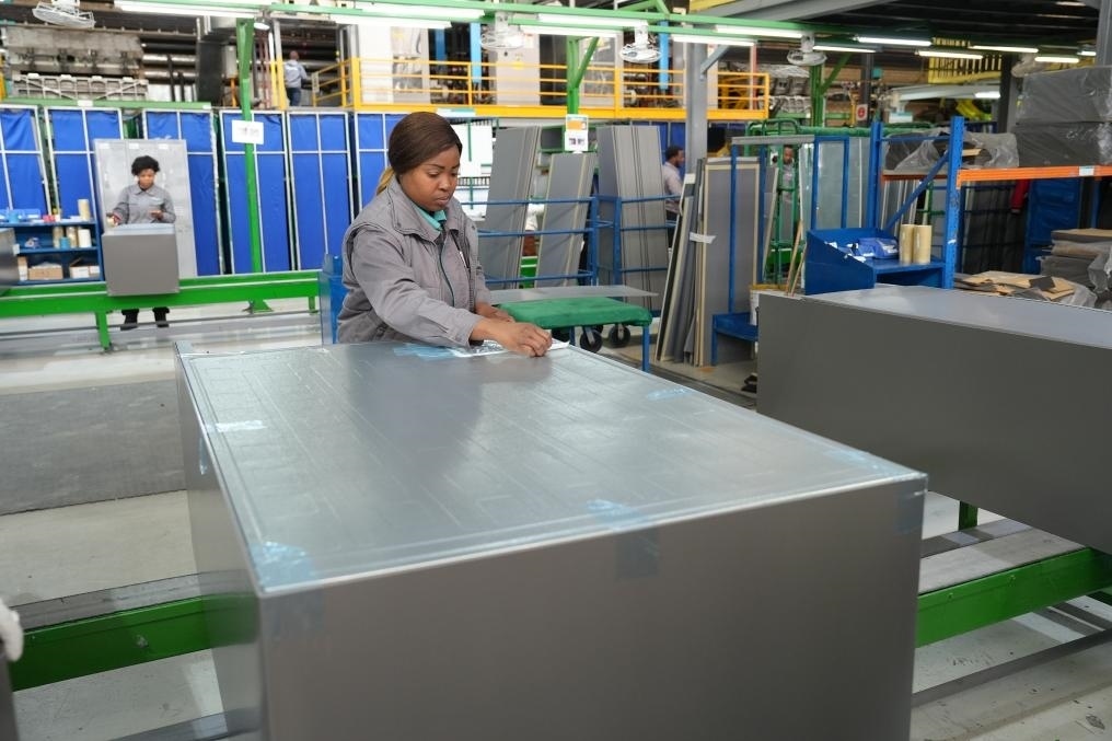 8月14日，在南非開普敦，當(dāng)?shù)貑T工在海信南非工業(yè)園的冰箱生產(chǎn)線上工作。新華社記者王雷攝