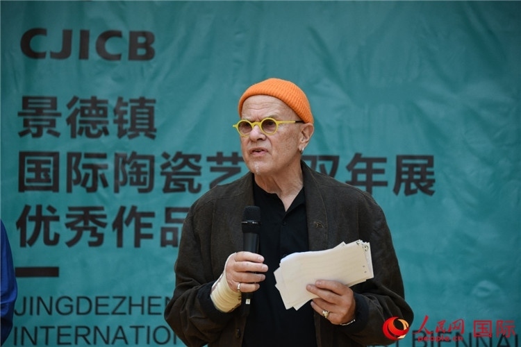 瑞典藝術(shù)家托比恩·卡爾斯博致辭。人民網(wǎng)記者 殷淼攝