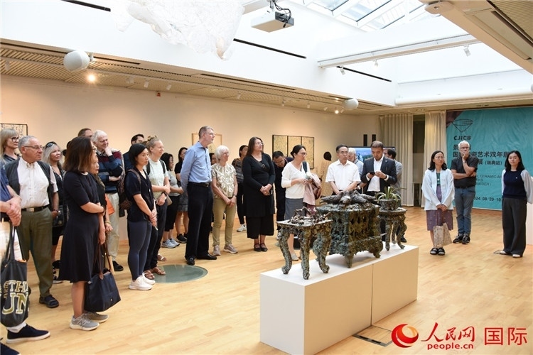 來(lái)賓參觀(guān)展覽作品。人民網(wǎng)記者 殷淼攝