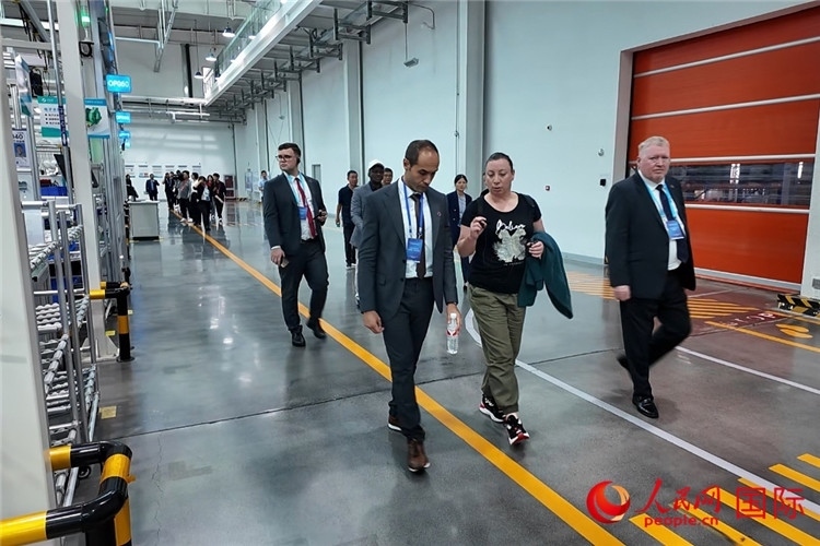 駐華外交官和國(guó)際組織駐華代表參觀億華通動(dòng)力科技有限公司生產(chǎn)車間。人民網(wǎng)記者 方童攝