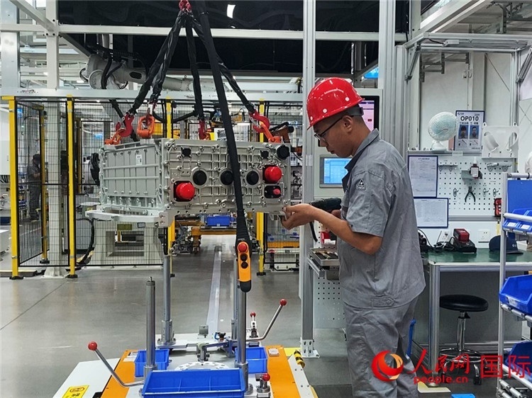 技術(shù)人員進(jìn)行系統(tǒng)化測(cè)試。人民網(wǎng)記者 于洋攝