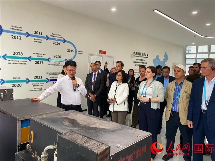 于民向駐華外交官和國(guó)際組織駐華代表介紹企業(yè)發(fā)展情況。人民網(wǎng) 宋歌攝