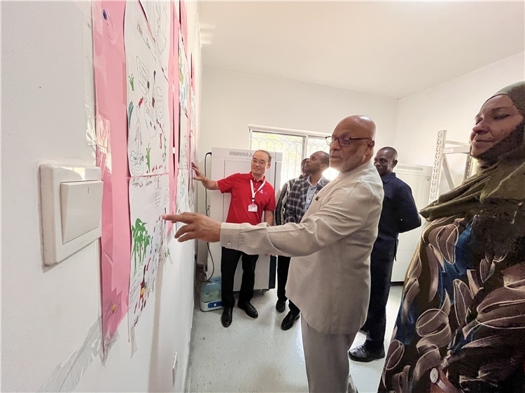 坦桑尼亞桑給巴爾衛(wèi)生部部長(zhǎng)馬茲伊參觀科普室。專家組供圖