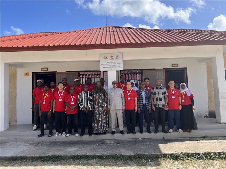 坦桑尼亞桑給巴爾衛(wèi)生部部長(zhǎng)馬茲伊與中方專家組及非方工作人員合影。專家組供圖