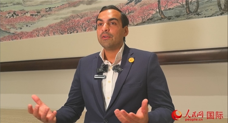 毛里求斯民議會議長阿德里安·夏爾·杜瓦爾接受媒體采訪。人民網(wǎng) 鐘文興攝