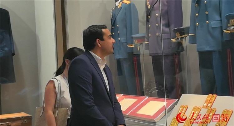 毛里求斯民議會議長阿德里安·夏爾·杜瓦爾參觀中國共產(chǎn)黨歷史展覽館。人民網(wǎng) 鐘文興攝