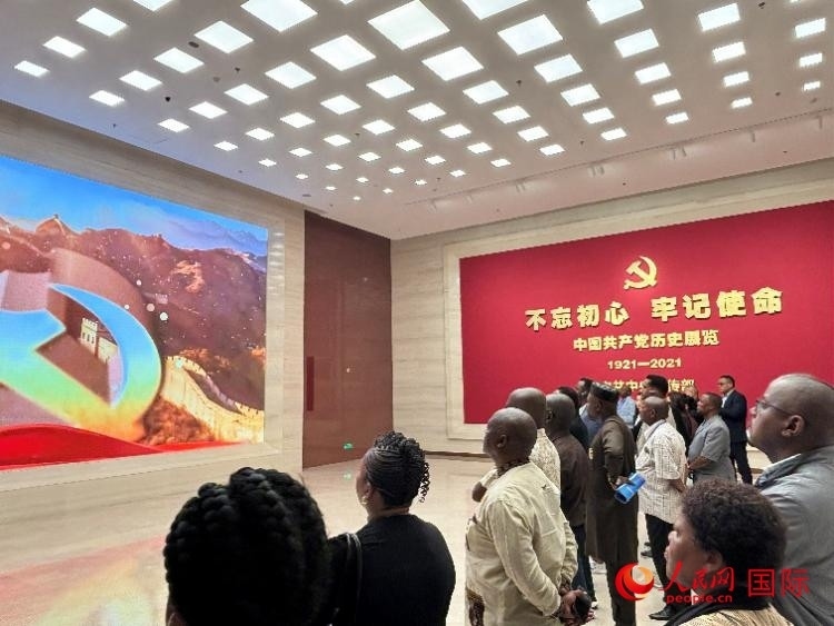 代表團(tuán)參觀“不忘初心 牢記使命”中國共產(chǎn)黨歷史展覽。人民網(wǎng) 曹欣悅攝