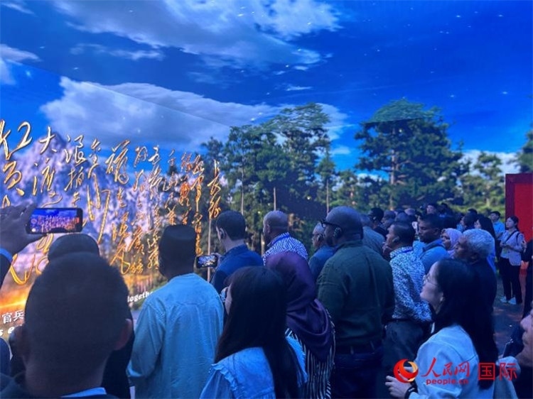 代表團(tuán)在全景影院中感受長征場景。人民網(wǎng) 曹欣悅攝