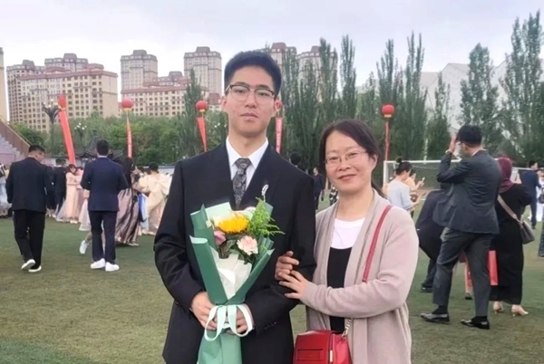 劉傲寒和媽媽合影。北航供圖