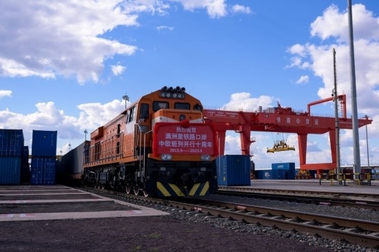 2023年9月20日，一列中歐班列行駛在內(nèi)蒙古滿洲里站貨運(yùn)車間集裝箱場(chǎng)。作為我國(guó)向北開放的“橋頭堡”、中歐班列“東通道”的重要口岸，滿洲里鐵路口岸不斷加大中歐班列通道能力建設(shè)，進(jìn)一步提升運(yùn)輸效率和品質(zhì)