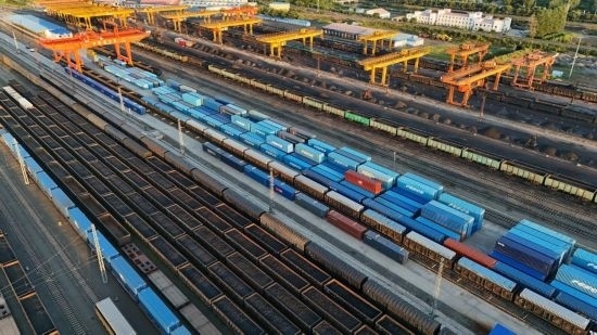 這是2024年8月14日在黑龍江綏芬河鐵路口岸集裝箱換裝場(chǎng)拍攝的集裝箱換裝作業(yè)現(xiàn)場(chǎng)（無人機(jī)照片）。今年前七個(gè)月，綏芬河鐵路口岸開行中歐班列573列，運(yùn)量達(dá)55246標(biāo)箱，同比分別增長(zhǎng)23%和18%，班列數(shù)量持續(xù)保持高位運(yùn)行。