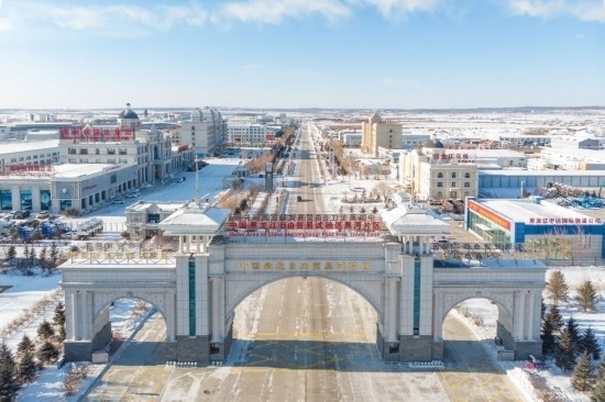 這是2024年1月31日拍攝的中國(guó)（黑龍江）自由貿(mào)易試驗(yàn)區(qū)黑河片區(qū)（無人機(jī)照片）。五年來，中國(guó)（黑龍江）自由貿(mào)易試驗(yàn)區(qū)將“試驗(yàn)田”種成“高產(chǎn)田”，以全省萬分之三的面積，貢獻(xiàn)了全省約五分之一的實(shí)際使用外資和七分之一的外貿(mào)進(jìn)出口，在對(duì)外合作、降低物流成本、培育特色產(chǎn)業(yè)和新業(yè)態(tài)新模式等方面深入探索，成功產(chǎn)出超過300項(xiàng)制度創(chuàng)新成果。