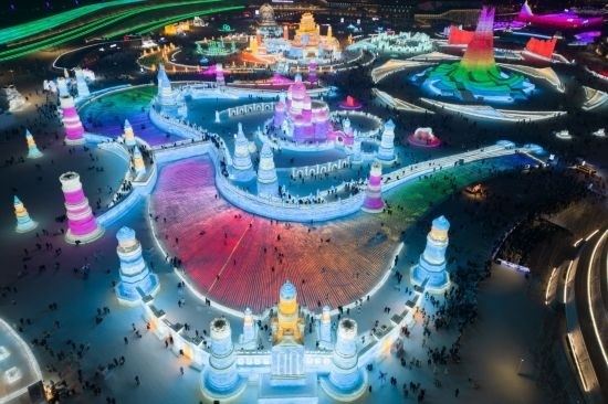 2024年1月1日，來自世界各地的游客在哈爾濱冰雪大世界園區(qū)內(nèi)游玩（無人機(jī)照片）。