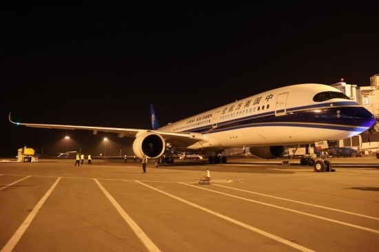 2024年4月24日晚，南航沈陽-法蘭克福CZ8021首航航班在沈陽桃仙國(guó)際機(jī)場(chǎng)準(zhǔn)備起飛。這是國(guó)內(nèi)航司在東北地區(qū)開通的首條直飛德國(guó)定期航線。