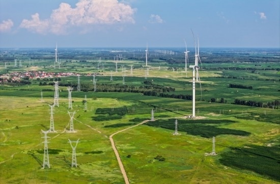 這是2024年7月19日拍攝的內(nèi)蒙古通遼238萬千瓦風(fēng)電項(xiàng)目（無人機(jī)照片）。此項(xiàng)目每年可將75億千瓦時(shí)清潔電能經(jīng)扎魯特—青州±800（千伏）直流特高壓外送通道送至山東地區(qū)消納，相當(dāng)于滿足受端地區(qū)超過300萬戶居民家庭用電需求，節(jié)約標(biāo)煤261萬噸，減少二氧化碳排放634萬噸。