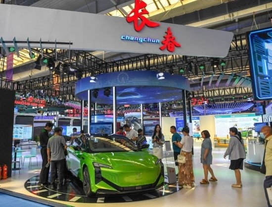 2023年8月23日，人們?cè)诘谑膶弥袊?guó)—東北亞博覽會(huì)上參觀一汽紅旗新能源車型。