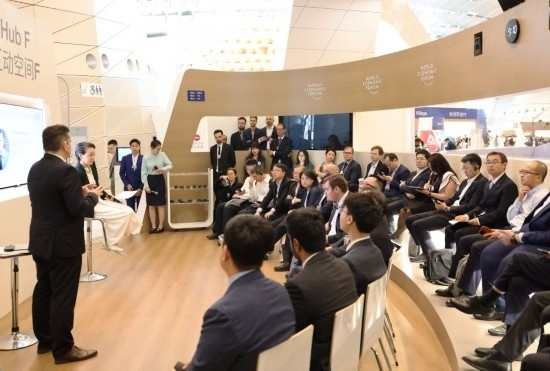 2024年6月26日，嘉賓在第十五屆夏季達(dá)沃斯論壇主會(huì)場(chǎng)——遼寧大連國(guó)際會(huì)議中心參與互動(dòng)討論。