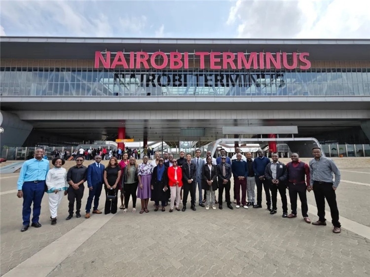 留學(xué)生們參訪中企承建的蒙內(nèi)鐵路。中國(guó)駐肯尼亞大使館供圖