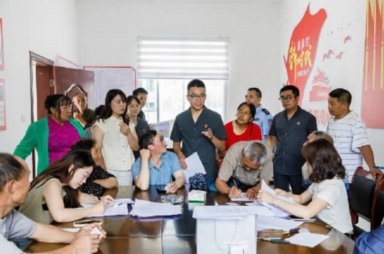 圖為2024年8月6日，重慶市奉節(jié)縣人民法院興隆人民法庭庭長費明軍（中）在做調(diào)解工作。蹇懿 攝