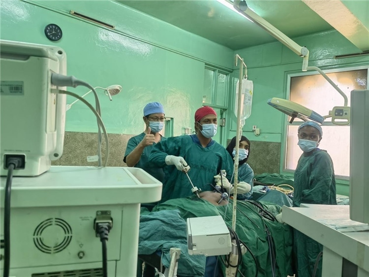 隊(duì)長(zhǎng)蔣國(guó)慶（左一）關(guān)注當(dāng)?shù)蒯t(yī)生手術(shù)情況。中國(guó)援桑醫(yī)療隊(duì)供圖