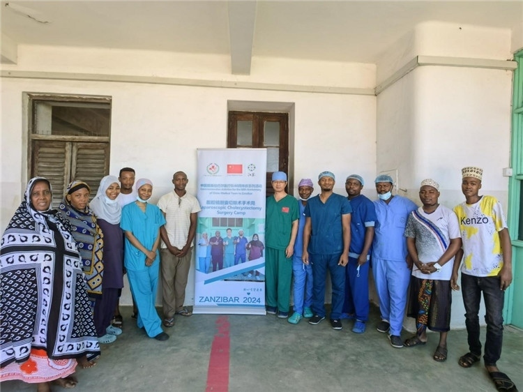 隊(duì)長(zhǎng)蔣國(guó)慶（右七）和手術(shù)醫(yī)生、部分患者合影。中國(guó)援桑醫(yī)療隊(duì)供圖