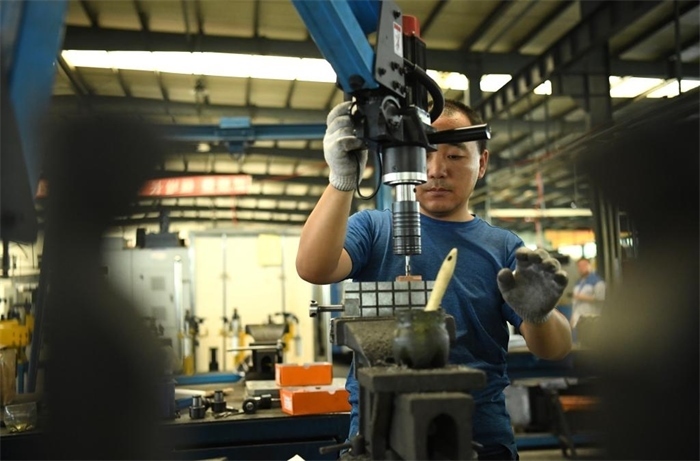 2024年7月30日，在長(zhǎng)春吉林通用機(jī)械（集團(tuán)）有限責(zé)任公司模具裝配生產(chǎn)線，鉗工在進(jìn)行攻絲操作。近年來(lái)，吉林通用機(jī)械（集團(tuán)）有限責(zé)任公司通過(guò)數(shù)字化改造、智能化升級(jí)提高生產(chǎn)效率，提升產(chǎn)業(yè)競(jìng)爭(zhēng)力，已成為全球鋁加工汽車輕量化零部件知名供應(yīng)商，為奧迪、大眾、寶馬、奔馳、保時(shí)捷等多家品牌主機(jī)廠供應(yīng)零件。新華社記者柳文惠攝