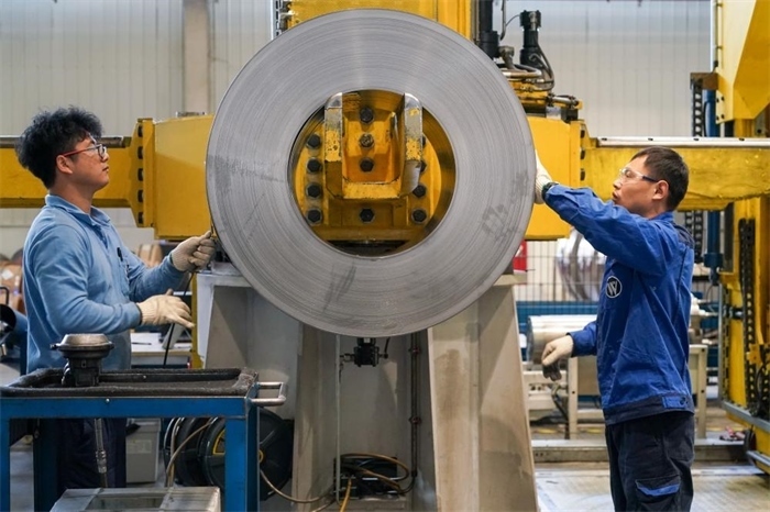 2023年3月16日，工人在位于太倉(cāng)市高新區(qū)的威爾斯新材料（太倉(cāng)）有限公司生產(chǎn)車間內(nèi)進(jìn)行加工作業(yè)。新華社記者李博攝