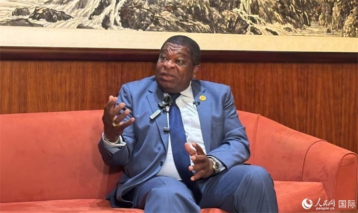 各國議會聯(lián)盟秘書長馬丁·純貢接受采訪。人民網(wǎng) 曹欣悅攝