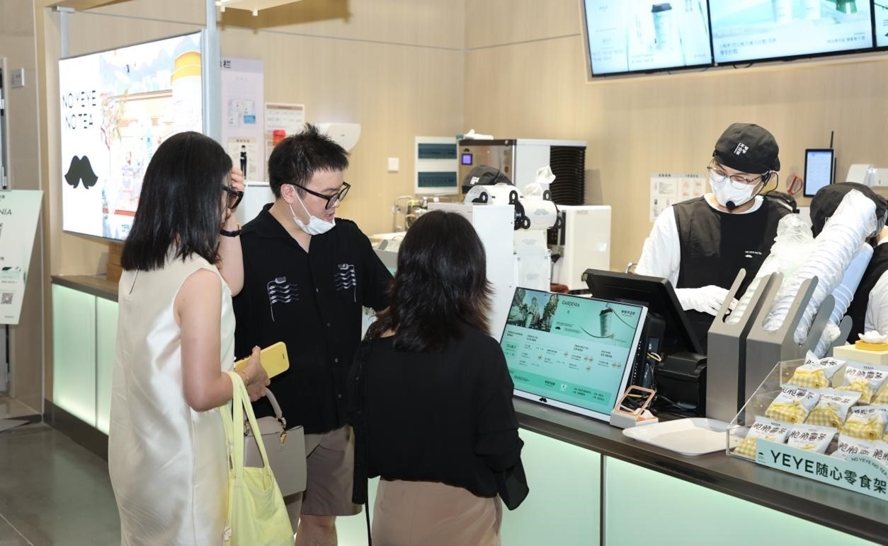 “爺爺不泡茶”奶茶品牌店。人民網 王戰(zhàn)雄攝