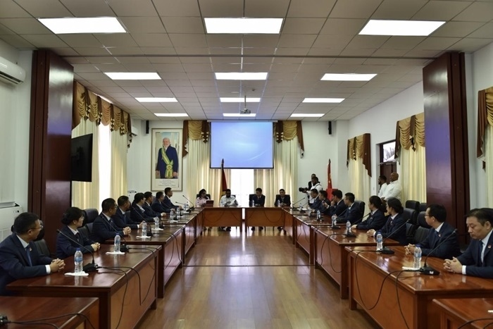 當?shù)貢r間8月20日，圭亞那總統(tǒng)伊爾凡·阿里在圭亞那首都喬治敦鐘阿瑟會議中心會見了即將離任的中國（江蘇）第19期援圭亞那醫(yī)療隊。 中國（江蘇）第19期援圭亞那醫(yī)療隊供圖