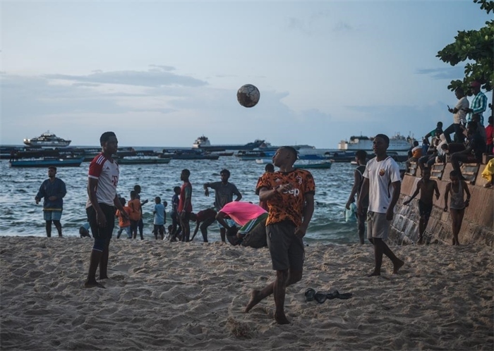 2023年12月31日，人們?cè)谔股Ｄ醽喩＝o巴爾島海濱踢球。新華社記者王冠森攝