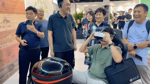 研學團成員正在用VR眼鏡體驗。人民網 王戰(zhàn)雄攝