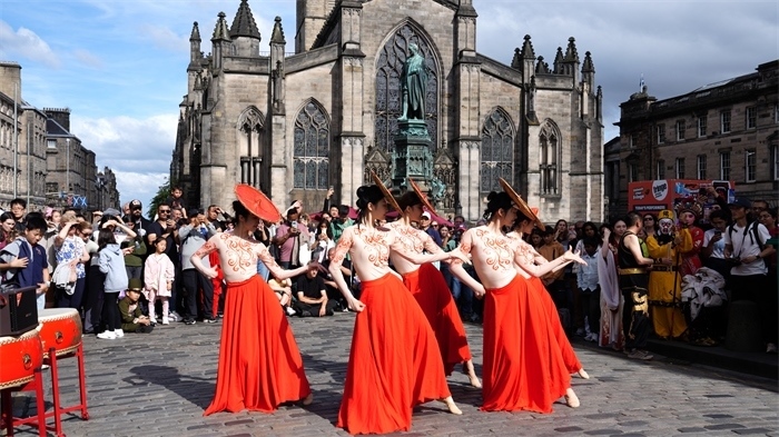 《長(zhǎng)城魂》的演員在愛(ài)丁堡皇家一英里街頭演出。主辦方供圖