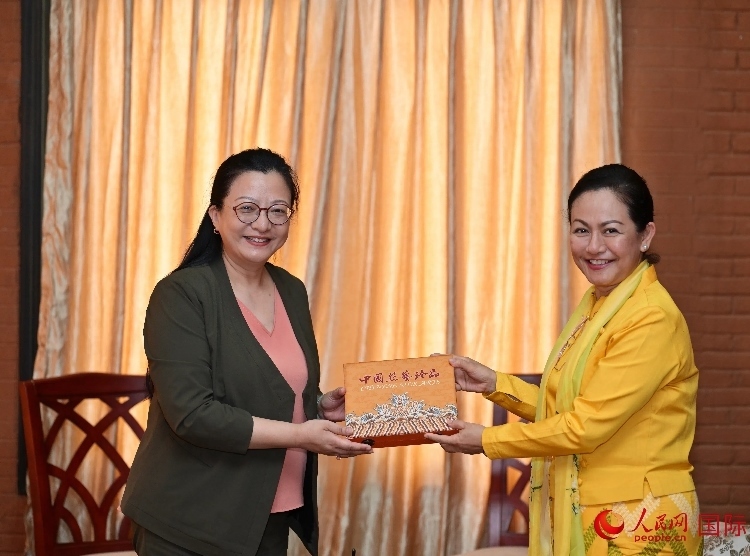 馬珈大使向岱岱楷部長贈送中國特色紀念品。人民網(wǎng)記者 謝佳君攝