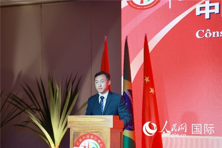 中國(guó)駐里約熱內(nèi)盧代總領(lǐng)事王海濤在典禮中致辭。人民網(wǎng)記者 陳海琪攝