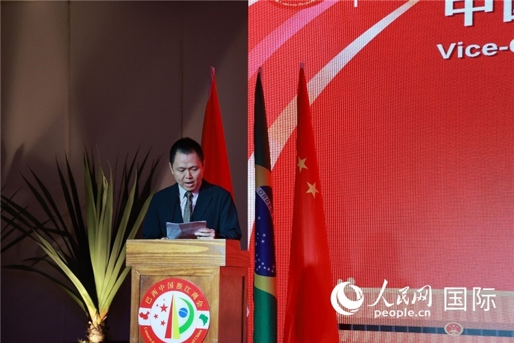 中國(guó)駐里約總領(lǐng)館副總領(lǐng)事王尉育宣讀賀電。人民網(wǎng)記者 陳海琪攝