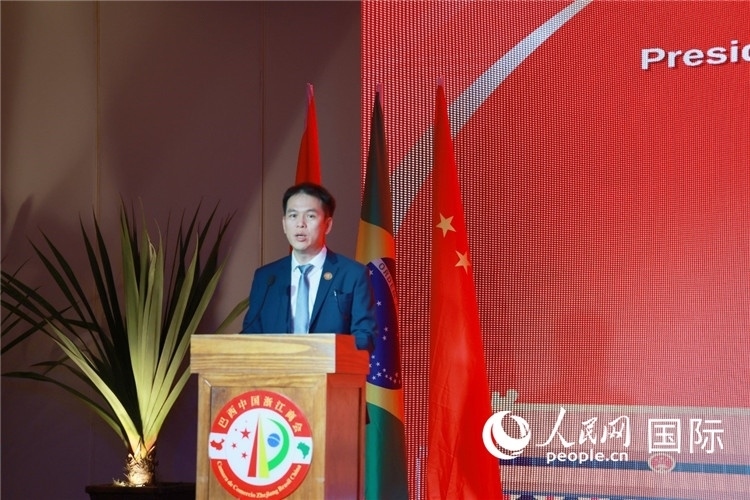 巴西中國(guó)浙江商會(huì)執(zhí)行會(huì)長(zhǎng)陳翔廣宣讀賀電。人民網(wǎng)記者 陳海琪攝