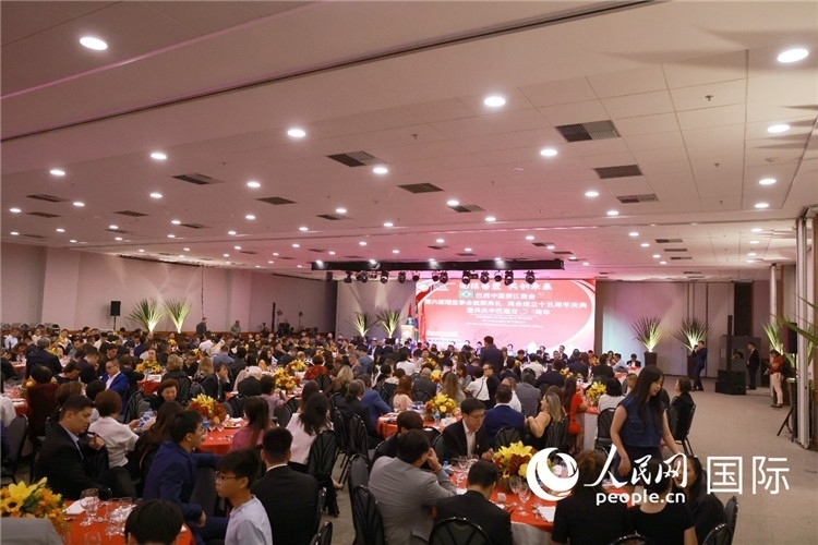 當(dāng)?shù)貢r(shí)間8月24日晚，巴西中國(guó)浙江商會(huì)第六屆理監(jiān)事會(huì)就職典禮在里約熱內(nèi)盧舉行。圖為就職典禮現(xiàn)場(chǎng)。人民網(wǎng)記者 陳海琪攝