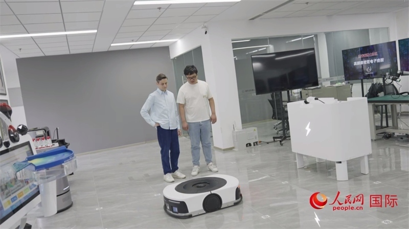 睿樂達(dá)機(jī)器人充電停車場。人民網(wǎng)記者 張榮攝