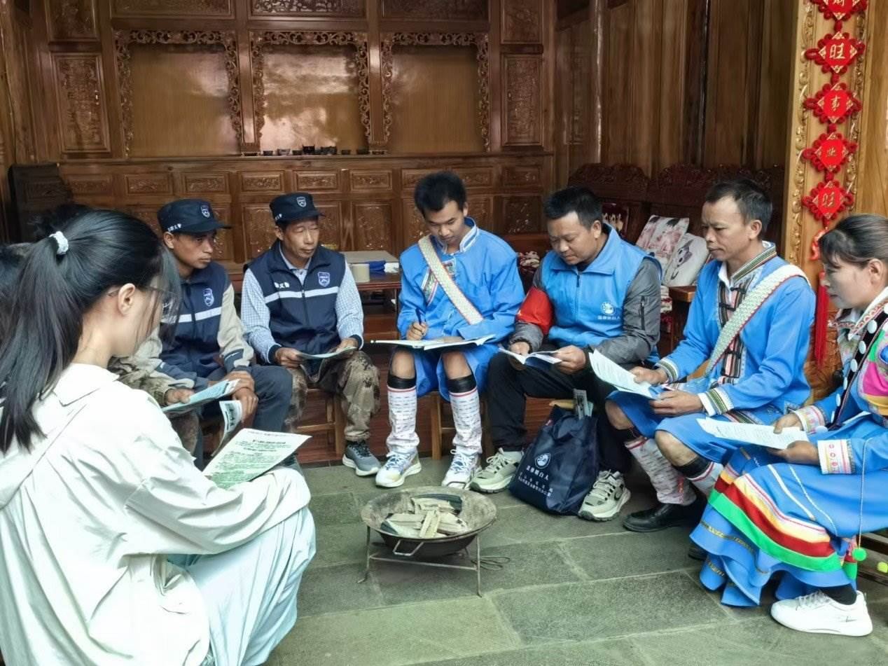 騰沖市猴橋鎮(zhèn)猴橋村國(guó)門新村舉辦火塘?xí)?。人民網(wǎng)記者 孝金波攝