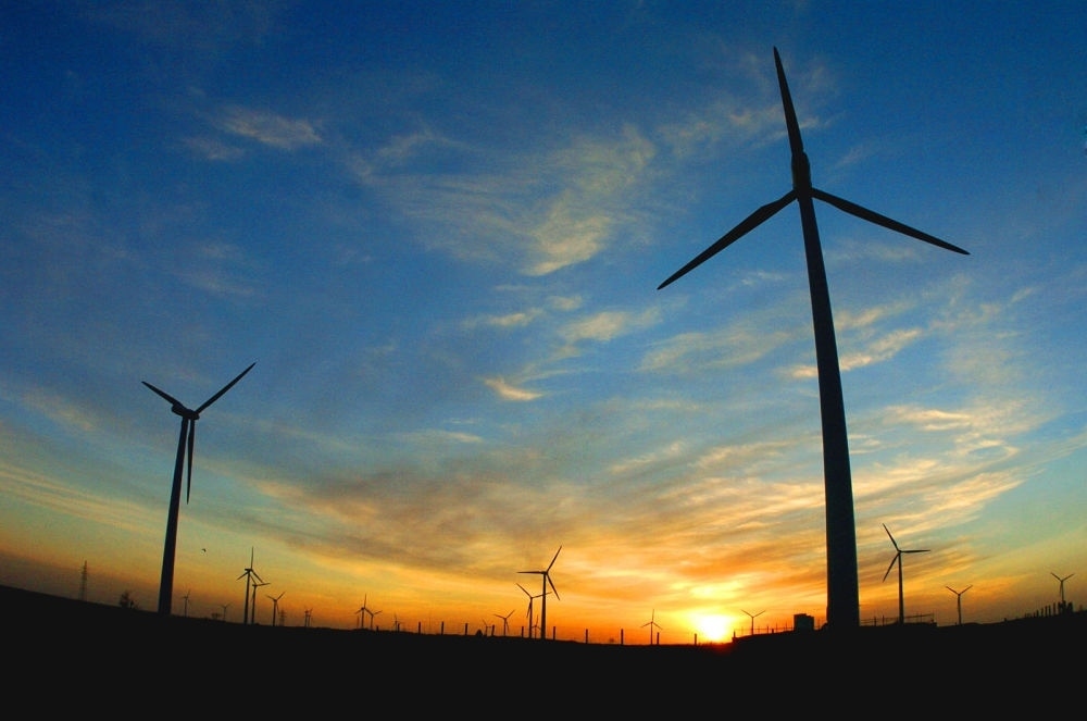 2005年，吉林省白城市通榆縣境內(nèi)幾十部風(fēng)力發(fā)電機(jī)組在工作。新華社發(fā)