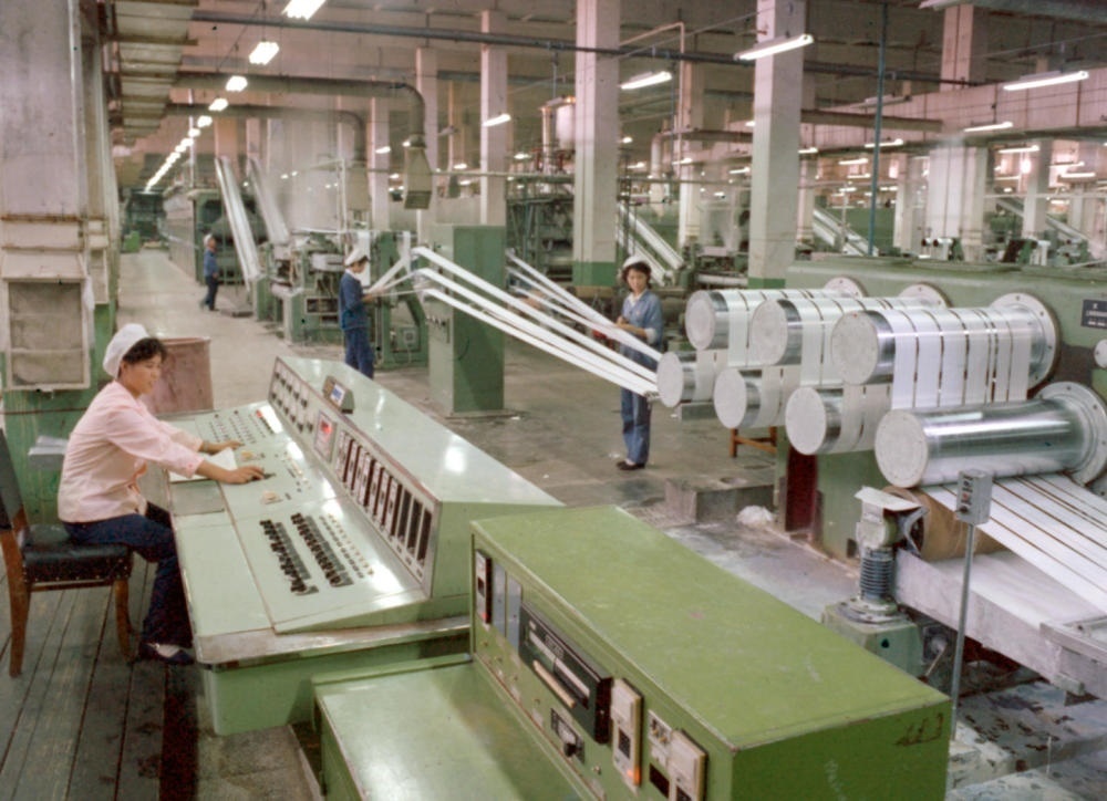 1981年，東北遼陽(yáng)石油化學(xué)纖維廠抽絲車間一角。新華社發(fā)