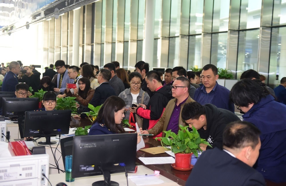 2017年4月10日，中國(guó)（遼寧）自由貿(mào)易試驗(yàn)區(qū)沈陽(yáng)片區(qū)揭牌當(dāng)日，眾多企業(yè)咨詢注冊(cè)。新華社記者楊青攝